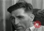 Immagine di Due uomini e un ragazzo di ascolto di una radio United States USA, 1935, secondo 59 filmato di repertorio 65675068712