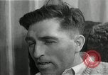 Immagine di Due uomini e un ragazzo di ascolto di una radio United States USA, 1935, secondo 60 filmato di repertorio 65675068712