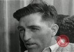 Immagine di Due uomini e un ragazzo di ascolto di una radio United States USA, 1935, secondo 61 filmato di repertorio 65675068712
