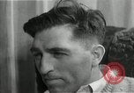 Immagine di Due uomini e un ragazzo di ascolto di una radio United States USA, 1935, secondo 62 filmato di repertorio 65675068712