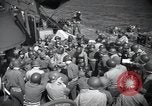 Standbild US-Truppen gingen in der Normandie am D-Day im Englischen Kanal, 1944, aus Sekunde 5 historischem Filmmaterial Videoclip 65675068759