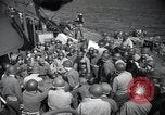 Standbild US-Truppen gingen in der Normandie am D-Day im Englischen Kanal, 1944, aus Sekunde 7 historischem Filmmaterial Videoclip 65675068759