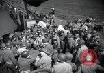 Standbild US-Truppen gingen in der Normandie am D-Day im Englischen Kanal, 1944, aus Sekunde 10 historischem Filmmaterial Videoclip 65675068759