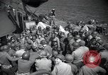 Standbild US-Truppen gingen in der Normandie am D-Day im Englischen Kanal, 1944, aus Sekunde 12 historischem Filmmaterial Videoclip 65675068759