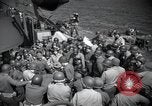 Standbild US-Truppen gingen in der Normandie am D-Day im Englischen Kanal, 1944, aus Sekunde 13 historischem Filmmaterial Videoclip 65675068759