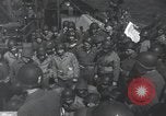 Standbild US-Truppen gingen in der Normandie am D-Day im Englischen Kanal, 1944, aus Sekunde 16 historischem Filmmaterial Videoclip 65675068759
