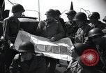 Standbild US-Truppen gingen in der Normandie am D-Day im Englischen Kanal, 1944, aus Sekunde 25 historischem Filmmaterial Videoclip 65675068759