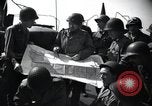 Standbild US-Truppen gingen in der Normandie am D-Day im Englischen Kanal, 1944, aus Sekunde 26 historischem Filmmaterial Videoclip 65675068759