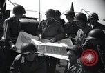 Standbild US-Truppen gingen in der Normandie am D-Day im Englischen Kanal, 1944, aus Sekunde 28 historischem Filmmaterial Videoclip 65675068759