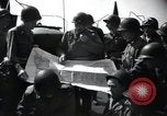 Standbild US-Truppen gingen in der Normandie am D-Day im Englischen Kanal, 1944, aus Sekunde 29 historischem Filmmaterial Videoclip 65675068759