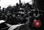 Standbild US-Truppen gingen in der Normandie am D-Day im Englischen Kanal, 1944, aus Sekunde 30 historischem Filmmaterial Videoclip 65675068759