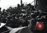 Standbild US-Truppen gingen in der Normandie am D-Day im Englischen Kanal, 1944, aus Sekunde 32 historischem Filmmaterial Videoclip 65675068759