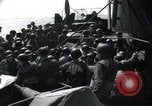 Standbild US-Truppen gingen in der Normandie am D-Day im Englischen Kanal, 1944, aus Sekunde 33 historischem Filmmaterial Videoclip 65675068759
