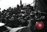 Standbild US-Truppen gingen in der Normandie am D-Day im Englischen Kanal, 1944, aus Sekunde 34 historischem Filmmaterial Videoclip 65675068759