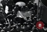 Standbild US-Truppen gingen in der Normandie am D-Day im Englischen Kanal, 1944, aus Sekunde 36 historischem Filmmaterial Videoclip 65675068759