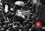 Standbild US-Truppen gingen in der Normandie am D-Day im Englischen Kanal, 1944, aus Sekunde 39 historischem Filmmaterial Videoclip 65675068759