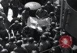 Standbild US-Truppen gingen in der Normandie am D-Day im Englischen Kanal, 1944, aus Sekunde 40 historischem Filmmaterial Videoclip 65675068759