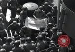 Standbild US-Truppen gingen in der Normandie am D-Day im Englischen Kanal, 1944, aus Sekunde 41 historischem Filmmaterial Videoclip 65675068759