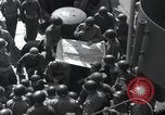 Standbild US-Truppen gingen in der Normandie am D-Day im Englischen Kanal, 1944, aus Sekunde 42 historischem Filmmaterial Videoclip 65675068759