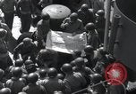 Standbild US-Truppen gingen in der Normandie am D-Day im Englischen Kanal, 1944, aus Sekunde 43 historischem Filmmaterial Videoclip 65675068759