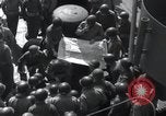 Standbild US-Truppen gingen in der Normandie am D-Day im Englischen Kanal, 1944, aus Sekunde 44 historischem Filmmaterial Videoclip 65675068759