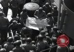 Standbild US-Truppen gingen in der Normandie am D-Day im Englischen Kanal, 1944, aus Sekunde 45 historischem Filmmaterial Videoclip 65675068759