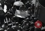 Standbild US-Truppen gingen in der Normandie am D-Day im Englischen Kanal, 1944, aus Sekunde 46 historischem Filmmaterial Videoclip 65675068759