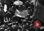 Standbild US-Truppen gingen in der Normandie am D-Day im Englischen Kanal, 1944, aus Sekunde 48 historischem Filmmaterial Videoclip 65675068759