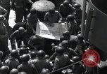 Standbild US-Truppen gingen in der Normandie am D-Day im Englischen Kanal, 1944, aus Sekunde 49 historischem Filmmaterial Videoclip 65675068759