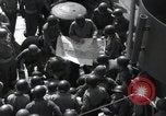 Standbild US-Truppen gingen in der Normandie am D-Day im Englischen Kanal, 1944, aus Sekunde 50 historischem Filmmaterial Videoclip 65675068759