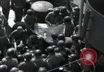 Standbild US-Truppen gingen in der Normandie am D-Day im Englischen Kanal, 1944, aus Sekunde 53 historischem Filmmaterial Videoclip 65675068759