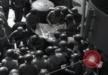 Standbild US-Truppen gingen in der Normandie am D-Day im Englischen Kanal, 1944, aus Sekunde 54 historischem Filmmaterial Videoclip 65675068759