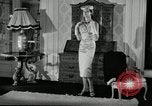 Image designer Fashions by Dior et Bohan Paris France, 1955, de la seconde 17 séquences d'archives historiques vidéo 65675068828