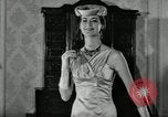 Image designer Fashions by Dior et Bohan Paris France, 1955, de la seconde 19 séquences d'archives historiques vidéo 65675068828