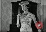 Image designer Fashions by Dior et Bohan Paris France, 1955, de la seconde 21 séquences d'archives historiques vidéo 65675068828