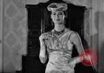 Image designer Fashions by Dior et Bohan Paris France, 1955, de la seconde 22 séquences d'archives historiques vidéo 65675068828