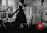 Image designer Fashions by Dior et Bohan Paris France, 1955, de la seconde 26 séquences d'archives historiques vidéo 65675068828
