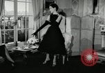 Image designer Fashions by Dior et Bohan Paris France, 1955, de la seconde 28 séquences d'archives historiques vidéo 65675068828