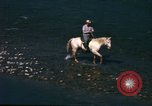 Image Pêche à partir de l'homme Jackson Wyoming USA, 1960, de la seconde 29 séquences d'archives historiques vidéo 65675068832