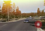 Standbild Fahrt durch den Yellowstone National Park in 1960 Wyoming United States USA, 1960, aus Sekunde 1 historischem Filmmaterial Videoclip 65675068834