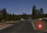 Standbild Fahrt durch den Yellowstone National Park in 1960 Wyoming United States USA, 1960, aus Sekunde 5 historischem Filmmaterial Videoclip 65675068834