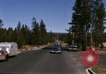 Standbild Fahrt durch den Yellowstone National Park in 1960 Wyoming United States USA, 1960, aus Sekunde 10 historischem Filmmaterial Videoclip 65675068834