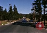 Standbild Fahrt durch den Yellowstone National Park in 1960 Wyoming United States USA, 1960, aus Sekunde 12 historischem Filmmaterial Videoclip 65675068834