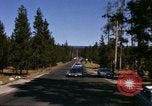 Standbild Fahrt durch den Yellowstone National Park in 1960 Wyoming United States USA, 1960, aus Sekunde 13 historischem Filmmaterial Videoclip 65675068834