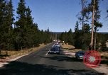 Standbild Fahrt durch den Yellowstone National Park in 1960 Wyoming United States USA, 1960, aus Sekunde 14 historischem Filmmaterial Videoclip 65675068834