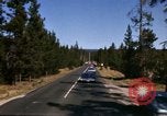 Standbild Fahrt durch den Yellowstone National Park in 1960 Wyoming United States USA, 1960, aus Sekunde 15 historischem Filmmaterial Videoclip 65675068834