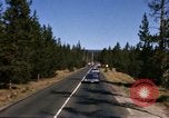 Standbild Fahrt durch den Yellowstone National Park in 1960 Wyoming United States USA, 1960, aus Sekunde 16 historischem Filmmaterial Videoclip 65675068834