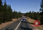 Standbild Fahrt durch den Yellowstone National Park in 1960 Wyoming United States USA, 1960, aus Sekunde 17 historischem Filmmaterial Videoclip 65675068834