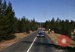 Standbild Fahrt durch den Yellowstone National Park in 1960 Wyoming United States USA, 1960, aus Sekunde 18 historischem Filmmaterial Videoclip 65675068834