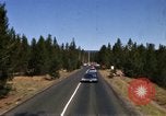 Standbild Fahrt durch den Yellowstone National Park in 1960 Wyoming United States USA, 1960, aus Sekunde 19 historischem Filmmaterial Videoclip 65675068834